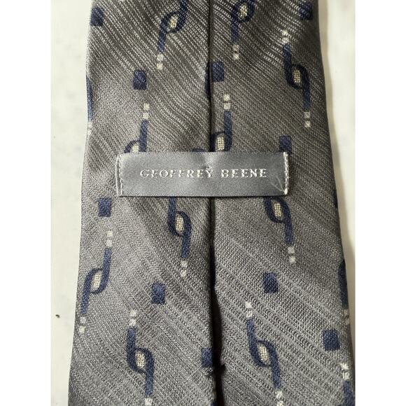 Mens Vintage Geoffrey Beene Grey Neck Tie With Navy Blue Pattern - Picture 2 of 3